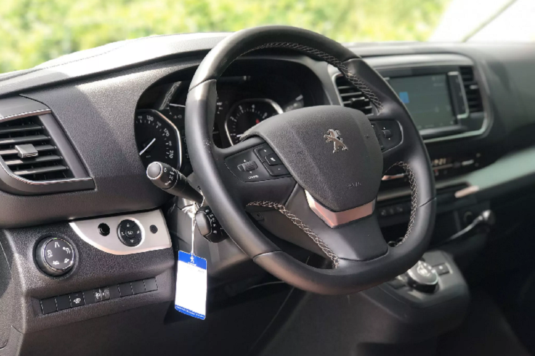 Dòng xe Peugeot Traveller phiên bản cao cấp với vách ngăn riêng biệt thích hợp để phục vụ cho các thượng khách là khách hàng cá nhân, những VIP lãnh đạo của các doanh nghiệp, xe đưa đón khách của các khách sạn và resort cao cấp.