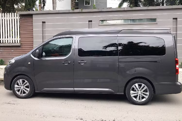 Xe sử dụng động cơ dầu 4cyl thẳng hàng, dung tích 2.0L tăng áp, cho công suất tối đa 150 mã lực và mô-men xoắn cực đại 370Nm.