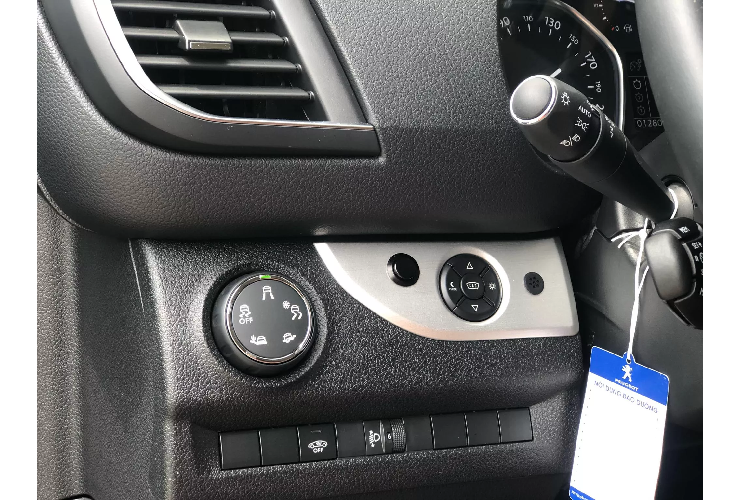 Peugeot Traveller phiên bản Premium có kích thước (DxRxC) lần lượt là: 5.315 x 1.935 x 2.030 mm. So với phiên bản tiêu chuẩn, Traveller 2020 Premium có chiều cao nhỉnh hơn khoảng 115 mm do phần nóc xe nhô lên. Xe đi kèm chiều dài trục cơ sở 3.275 mm và khoảng sáng gầm xe 170 mm.