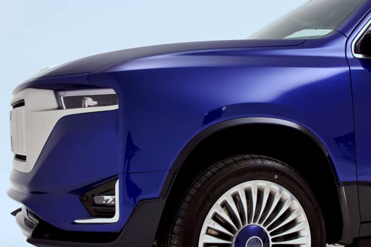 Ẩn giấu bên dưới thân vỏ tỉ lệ kích thước lạ kỳ, mẫu sedan khổng lồ có trang bị một động cơ tăng áp kép V8 dung tích 5.7 lít. Với công suất 710 mã lực và 950 Nm mô-men xoắn cực đại, Palladium có thể gia tốc từ 0-100 km/h trong chỉ 4,5 giây và đạt tốc độ tối đa 210 km/h, cho dù chiếc xe nặng tới 2.650 kg.