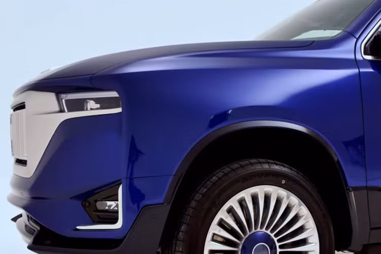 Ẩn giấu bên dưới thân vỏ tỉ lệ kích thước lạ kỳ, mẫu sedan khổng lồ có trang bị một động cơ tăng áp kép V8 dung tích 5.7 lít. Với công suất 710 mã lực và 950 Nm mô-men xoắn cực đại, Palladium có thể gia tốc từ 0-100 km/h trong chỉ 4,5 giây và đạt tốc độ tối đa 210 km/h, cho dù chiếc xe nặng tới 2.650 kg.