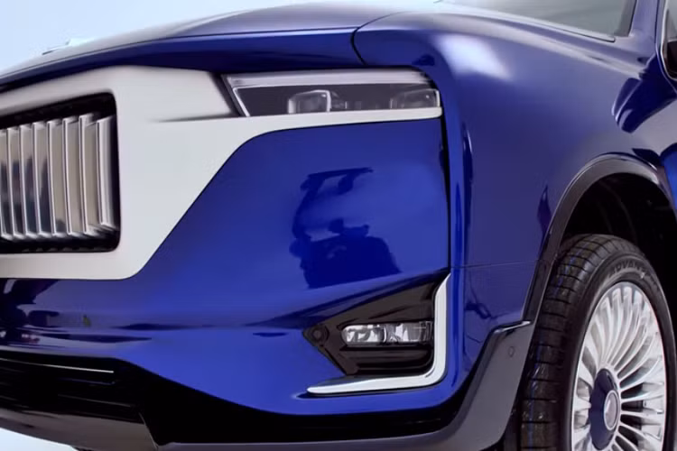 Nội thất xe được bọc da Foglizzo, trang bị một chiếc đồng hồ làm thủ công, một tủ lạnh tích hợp trong, và hệ thống điều hòa không khí tách biệt trước/sau