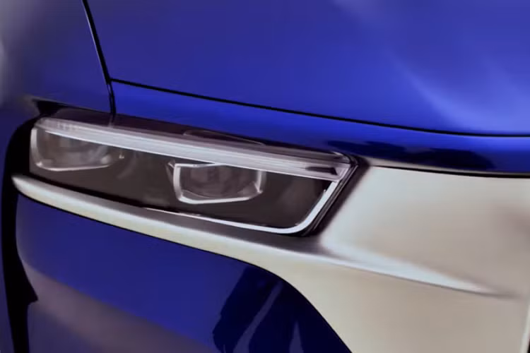 Hơn nữa, nhà sản xuất cũng cung cấp một hệ thống mild-hybrid eTorque làm tùy chọn. Bất kể cấu hình nào, xe đều có hộp số tự động 8 cấp và hệ dẫn động AWD khóa vi sai điện tử.