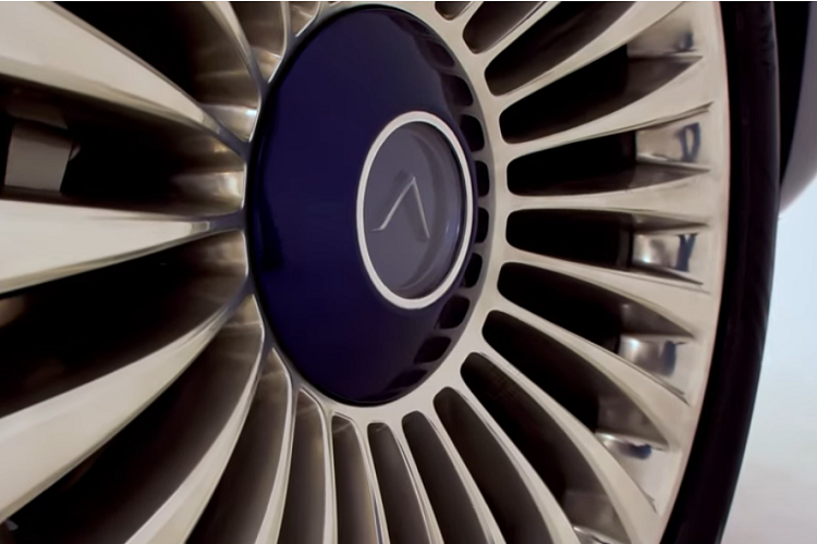 Khi mua xe, khách hàng cũng nhận được một bộ túi sách du lịch bọc da và chỉ khâu tương xứng nội thất xe. Mức giá xe Aznom Palladium hiện chưa được công bố.