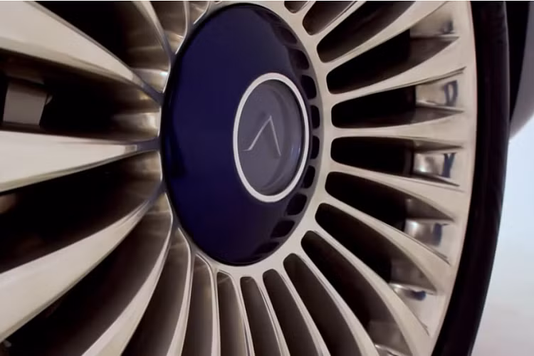 Khi mua xe, khách hàng cũng nhận được một bộ túi sách du lịch bọc da và chỉ khâu tương xứng nội thất xe. Mức giá xe Aznom Palladium hiện chưa được công bố.