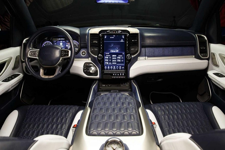 Chính thức giới thiệu tới công chúng vào đầu tháng 11/2020, nhà sản xuất Ý đã hé lộ gần như mọi thứ về mẫu sedan dáng vẻ kỳ quặc, hầm hố như thể SUV nhưng trong một video mới phát hành trên YouTube, Aznom muốn tiết lộ hơn nữa về quá trình phát triển và chế tạo siêu limousine Aznom Palladium. Cụ thể, đoạn video dài 11 dưới đây giúp người xem theo chân hoạt động của bộ phận R&amp;D bắt đầu với khâu thiết kế thô sơ cho tới lựa chọn chất liệu và kết hợp màu sắc.