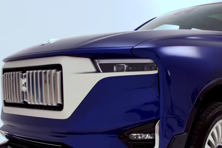 Công ty có trụ sở tại thành phố Monza cũng chủ động nhường microphone cho CEO của Aznom, Marcello Meregalli, giám đốc dự án Matteo Bertanelli, và thiết kế trưởng Alessandro Camorali. Ba người đã chia sẻ chi tiết về việc “cân bằng kích thước của chiếc xe và tìm kiếm phong cách cổ điển” bởi đó chính là “hai trong số các đặc tính chính của hyper-limousine Palladium”.