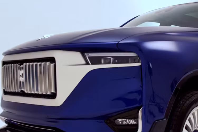 Công ty có trụ sở tại thành phố Monza cũng chủ động nhường microphone cho CEO của Aznom, Marcello Meregalli, giám đốc dự án Matteo Bertanelli, và thiết kế trưởng Alessandro Camorali. Ba người đã chia sẻ chi tiết về việc “cân bằng kích thước của chiếc xe và tìm kiếm phong cách cổ điển” bởi đó chính là “hai trong số các đặc tính chính của hyper-limousine Palladium”.