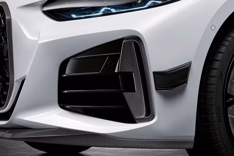 Ở cấu hình M440i xDrive Coupe, BMW sẽ trang bị cho xe khối động cơ I6 dung tích 3.0 lít, tăng áp, có khả năng tạo ra công suất cực đại 382 mã lực và mô-men xoắn cực đại 500 Nm trong dải tua máy từ 1.900 vòng/phút đến 5.000 vòng/phút. Động cơ của xe được hỗ trợ bởi hệ thống điện mild-hybrid sử dụng dòng điện 48V, có khả năng tạo ra thêm 8 mã lực khi cần thiết.