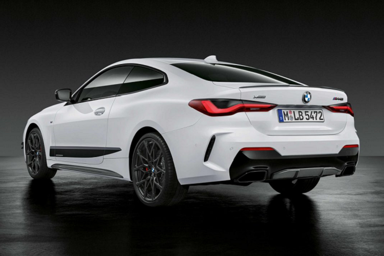 Phía sau đuôi xe sẽ được trang bị thêm một cánh gió nhỏ phía trên nắp cốp cùng bộ khuếch tán bên dưới. Ngoài ra, gói này còn mang đến thêm hai líp ốp hông cũng như phần ốp gương bằng sợi carbon cho xe. Mâm xe được thay thế bằng bộ mâm mới với thiết kế chữ Y dạng đa chấu sơn đen bắt mắt cùng hệ thống phanh hiệu năng cao với cùm phanh màu đỏ.