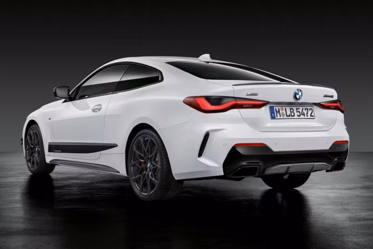 Phía sau đuôi xe sẽ được trang bị thêm một cánh gió nhỏ phía trên nắp cốp cùng bộ khuếch tán bên dưới. Ngoài ra, gói này còn mang đến thêm hai líp ốp hông cũng như phần ốp gương bằng sợi carbon cho xe. Mâm xe được thay thế bằng bộ mâm mới với thiết kế chữ Y dạng đa chấu sơn đen bắt mắt cùng hệ thống phanh hiệu năng cao với cùm phanh màu đỏ.