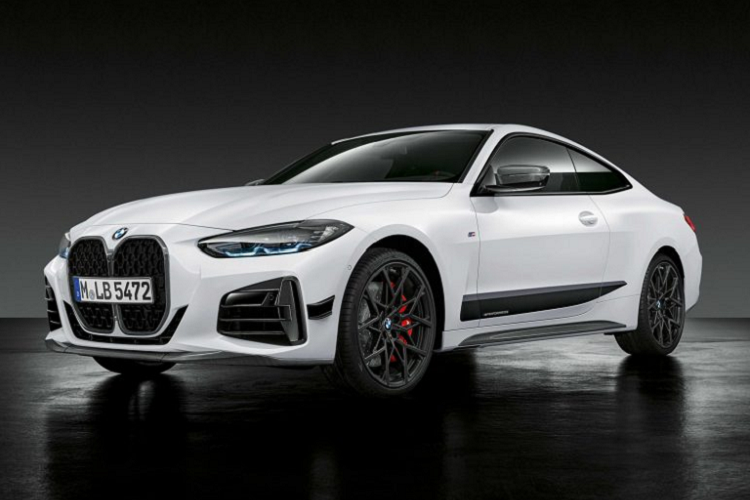 Khi được trang bị lên BMW M440i xDrive mới cho bản (G22) Coupe, gói nâng cấp sẽ khiến chiếc xe trở nên hầm hố hơn với các chi tiết khi động học bên ngoài. Ở đầu xe, BMW sẽ mang đến hai cánh mang cùng phần ốp hốc gió được làm bằng sợi carbon.