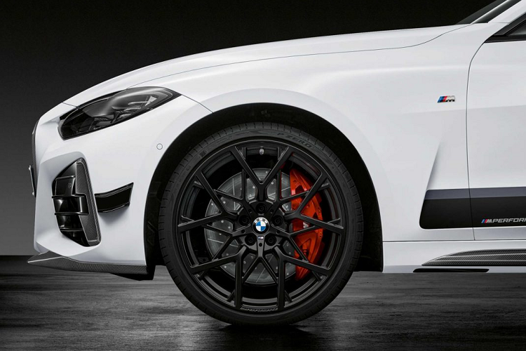 Giá xe BMW M440i xDrive Coupe mới đang được bán ra thị trường từ 59.495 USD. Gói nâng cấp M Performance cho xe sẽ được bán dưới dạng tùy chọn và cũng có thể mua lẻ từng chi tiết.