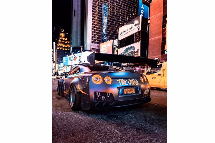 Bộ bodykit trên xe là gói Liberty Walk Classic gần như đã quá quen như chính bản thân chiếc Nissan GT-R R35. Điểm đáng chú ý là phần vòm bánh xe hầm hố kết hợp với các lỗ thông hơi lớn trên nắp capo.