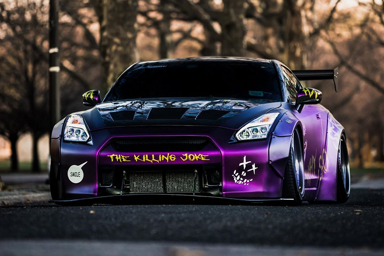 Ngoài ra cánh lướt gió to bản phía sau cũng là một chi tiết khiến chiếc Nissan GT-R độ trở nên độc đáo hơn. Bên cạnh đó, những dòng chữ như tiếng cười hay câu nói nổi tiếng “Why So Serious” của Joker cũng xuất hiện trên body xe.