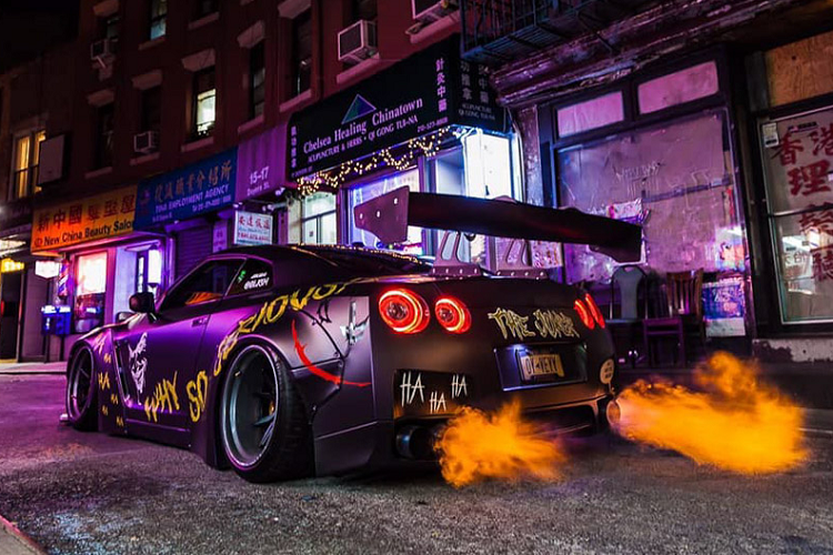 Đây không phải lần đầu tiên một chiếc xe thể thao hay siêu xe được độ theo phong cách Joker. Tuy nhiên đây có lẽ là bản độ siêu xe Nissan GT-R R35 ưng nhất và được lòng người xem nhất của Liberty Walk.