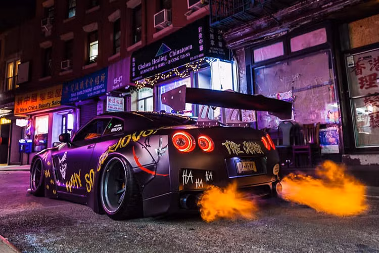 Đây không phải lần đầu tiên một chiếc xe thể thao hay siêu xe được độ theo phong cách Joker. Tuy nhiên đây có lẽ là bản độ siêu xe Nissan GT-R R35 ưng nhất và được lòng người xem nhất của Liberty Walk.