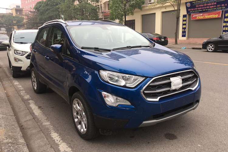 Mới đây, những hình ảnh về mẫu Ford EcoSport 2020 mới đang trong quá trình chạy thử tại Hải Dương đã bất ngờ bị phát tán trên một số diễn đàn ôtô xe máy. Điều đáng nói là chiếc xe chạy thử này hoàn toàn không bị che chắn bởi những lớp đề-can thường thấy, xe còn mang cặp biển số tạm của tỉnh Hải Dương, nơi đặt nhà máy của Ford Việt Nam. Chính vì vậy, nhiều giả thiết cho rằng đây chính là phiên bản EcoSport 2020 nâng cấp có thể sắp ra mắt tại Việt Nam.