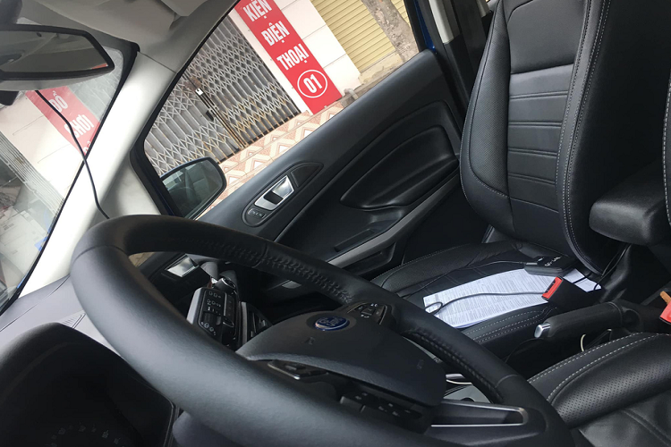 Bước vào không gian cabin, điểm khác biệt theo quan sát chỉ tới từ những nâng cấp về trang bị. Cụ thể, trên vô-lăng của Ford EcoSport 2020 xuất hiện thêm 2 phím chức năng, bao gồm Cruise Control và giới hạn tốc độ (LIM). Trước đây, người dùng Ford EcoSport thường phải tự độ thêm 2 chức năng này vì xe nguyên bản không có sẵn, chi phí tuy không đáng kể nhưng nếu được tích hợp từ nhà máy thì sẽ là một ưu thế lớn cho Ford EcoSport 2020.