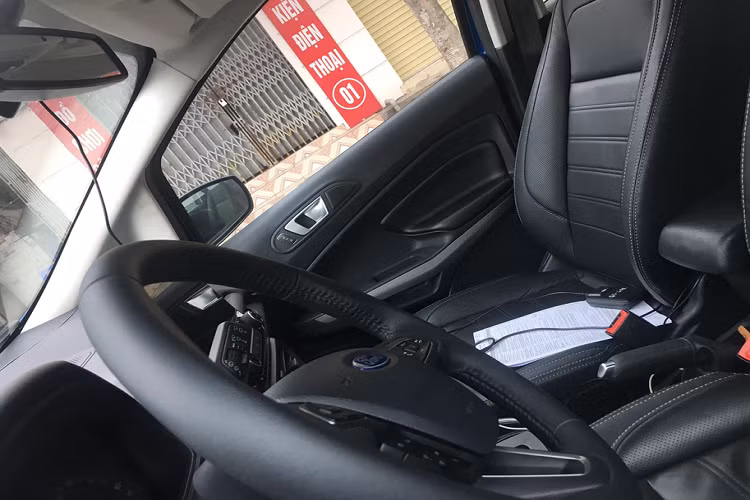 Bước vào không gian cabin, điểm khác biệt theo quan sát chỉ tới từ những nâng cấp về trang bị. Cụ thể, trên vô-lăng của Ford EcoSport 2020 xuất hiện thêm 2 phím chức năng, bao gồm Cruise Control và giới hạn tốc độ (LIM). Trước đây, người dùng Ford EcoSport thường phải tự độ thêm 2 chức năng này vì xe nguyên bản không có sẵn, chi phí tuy không đáng kể nhưng nếu được tích hợp từ nhà máy thì sẽ là một ưu thế lớn cho Ford EcoSport 2020.