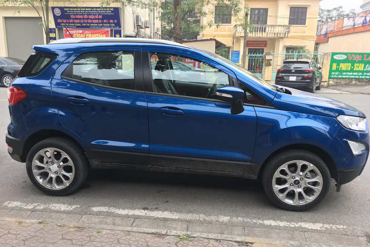 Dựa vào những hình ảnh chụp lại có thể nhận thấy, mẫu xe crossover Ford EcoSport 2020 mang một số điểm khác biệt nhỏ ở nội, ngoại thất so với "người tiền nhiệm" và chủ yếu đến từ phần trang bị. Chi tiết nổi bật và dễ nhận ra nhất cho sự thay đổi này chính là phiên bản 2020 dường như đã bị lược bỏ đi bộ lốp sơ-cua treo ở cửa sau của xe.