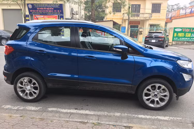 Dựa vào những hình ảnh chụp lại có thể nhận thấy, mẫu xe crossover Ford EcoSport 2020 mang một số điểm khác biệt nhỏ ở nội, ngoại thất so với "người tiền nhiệm" và chủ yếu đến từ phần trang bị. Chi tiết nổi bật và dễ nhận ra nhất cho sự thay đổi này chính là phiên bản 2020 dường như đã bị lược bỏ đi bộ lốp sơ-cua treo ở cửa sau của xe.