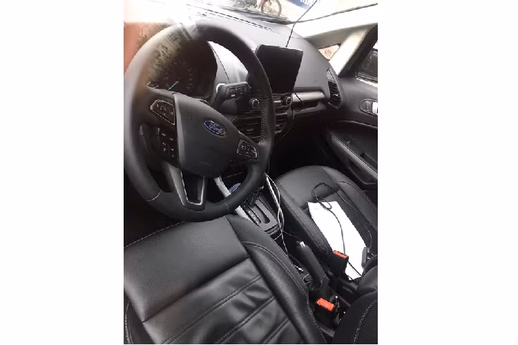 Tiếp tới, một chi tiết khá nhỏ cũng được nhiều người tiêu dùng quan tâm chính là việc ở phần đuôi xe, Ford EcoSport 2020 được trang bị thêm một tay nắm mạ chrome mới, liệu EcoSport phiên bản nâng cấp có đổi chiều mở cửa cốp xe từ ngang sang dọc hay không?.