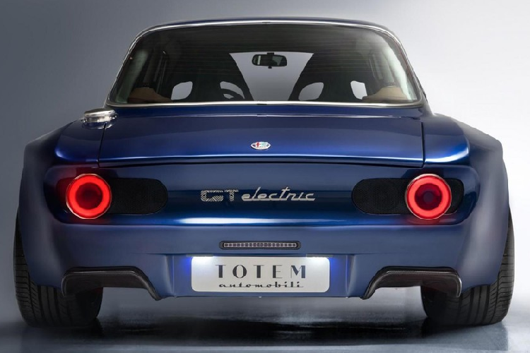 Totem Automobili dự định chỉ chế tạo 20 chiếc Alfa Romeo Giulia GTe độ động cơ điện, và trước mắt vẫn chưa hé lộ chi phí mỗi chiếc là bao nhiêu.