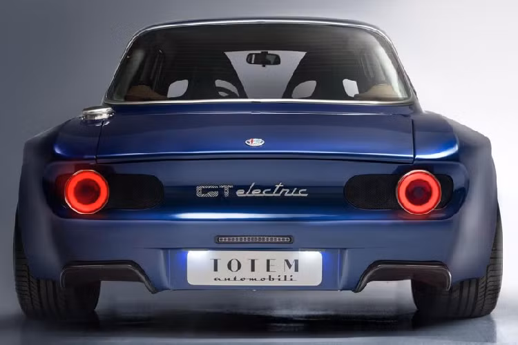 Totem Automobili dự định chỉ chế tạo 20 chiếc Alfa Romeo Giulia GTe độ động cơ điện, và trước mắt vẫn chưa hé lộ chi phí mỗi chiếc là bao nhiêu.