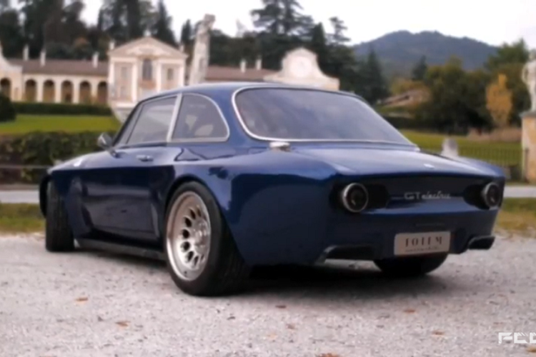 Chưa dừng lại ở đó, nó còn có hệ thống thân vỏ làm bằng sợi carbon để cố gắng cân bằng trọng lượng của cụm pin, và nhờ vào bộ lốp xe rộng hơn nhiều so với xe gốc - và 518 mã lực – chiếc Giulia GTe có thể gia tốc từ 0-97 km/h chỉ trong 3,4 giây.