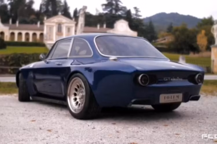 Chưa dừng lại ở đó, nó còn có hệ thống thân vỏ làm bằng sợi carbon để cố gắng cân bằng trọng lượng của cụm pin, và nhờ vào bộ lốp xe rộng hơn nhiều so với xe gốc - và 518 mã lực – chiếc Giulia GTe có thể gia tốc từ 0-97 km/h chỉ trong 3,4 giây.