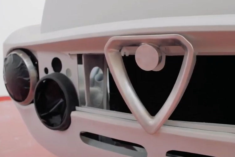 Bên cạnh hệ truyền động mới, GTe còn có những yếu tố ngoại thất và nội thất hoàn toàn mới. Trên thực tế, chiếc xe đã được tái tạo lại từ đầu. Sau khi lột “trơ xương” một chiếc GT Junior 1300/1600 thập niên 1970, chiếc xe đã được gia cố trở nên cứng cáp hơn, bảo vệ người ngồi tốt hơn trong trường hợp xảy ra một tai nạn tốc độ cao. Sau khi hoàn tất khâu tăng cường an toàn, các vòm bánh xe đã được mở rộng, và Totem Automobili cũng tiện tay bổ sung thêm nhiều sự thay đổi về tính thẩm mỹ cho cả bên trong và bên ngoài.