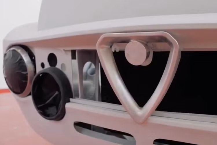 Bên cạnh hệ truyền động mới, GTe còn có những yếu tố ngoại thất và nội thất hoàn toàn mới. Trên thực tế, chiếc xe đã được tái tạo lại từ đầu. Sau khi lột “trơ xương” một chiếc GT Junior 1300/1600 thập niên 1970, chiếc xe đã được gia cố trở nên cứng cáp hơn, bảo vệ người ngồi tốt hơn trong trường hợp xảy ra một tai nạn tốc độ cao. Sau khi hoàn tất khâu tăng cường an toàn, các vòm bánh xe đã được mở rộng, và Totem Automobili cũng tiện tay bổ sung thêm nhiều sự thay đổi về tính thẩm mỹ cho cả bên trong và bên ngoài.