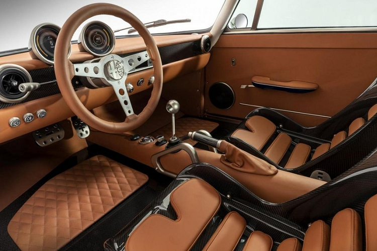 Với một hệ truyền điện thay thế cho động cơ nguyên bản, chiếc Alfa Romeo chạy điện thân vỏ rộng này được gọi là “GT electric”, hoặc ngắn gọn là “GTe”. Chiếc xe thể thao gốc Ý giờ đây mạnh những 518 mã lực so với xe gốc chỉ có 192 mã lực, nhưng sự thay đổi của nó không chỉ nằm ở mỗi hệ thống động cơ.