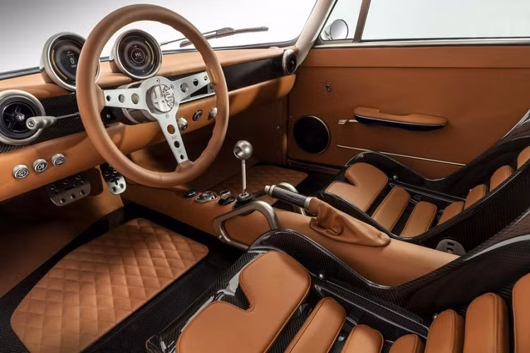 Với một hệ truyền điện thay thế cho động cơ nguyên bản, chiếc Alfa Romeo chạy điện thân vỏ rộng này được gọi là “GT electric”, hoặc ngắn gọn là “GTe”. Chiếc xe thể thao gốc Ý giờ đây mạnh những 518 mã lực so với xe gốc chỉ có 192 mã lực, nhưng sự thay đổi của nó không chỉ nằm ở mỗi hệ thống động cơ.