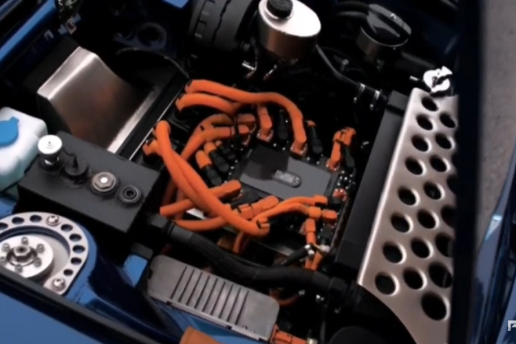 Ngoài hiệu suất cao, cụm pin 50,4 kWh cũng sẽ cung cấp cự li di chuyển tương đối xa khoảng 360 km, đồng thời chiếc xe cũng có những tính năng tiện ích như điều hòa và khởi động không chìa. Nhờ vậy, người mua hoàn toàn có thể sử dụng chiếc xe phục chế chạy điện này làm phương tiện hàng ngày.