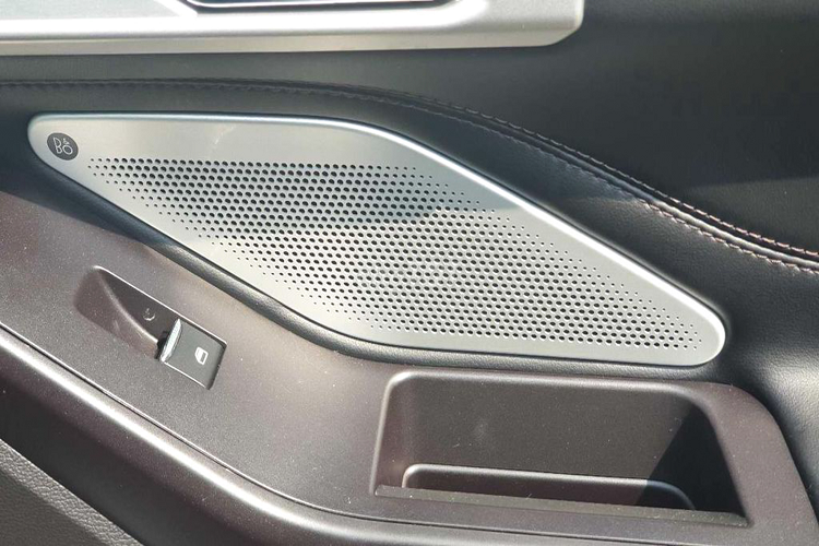 Hơn nữa, Explorer 2020 còn có thêm nhiều tính năng hiện đại cho chủ sở hữu như hệ thống FordPass Connect cho phép chủ xe truy cập xe từ xa qua điện thoại với các tính năng như: khoá/ mở khóa, định vị và khởi động xe,...