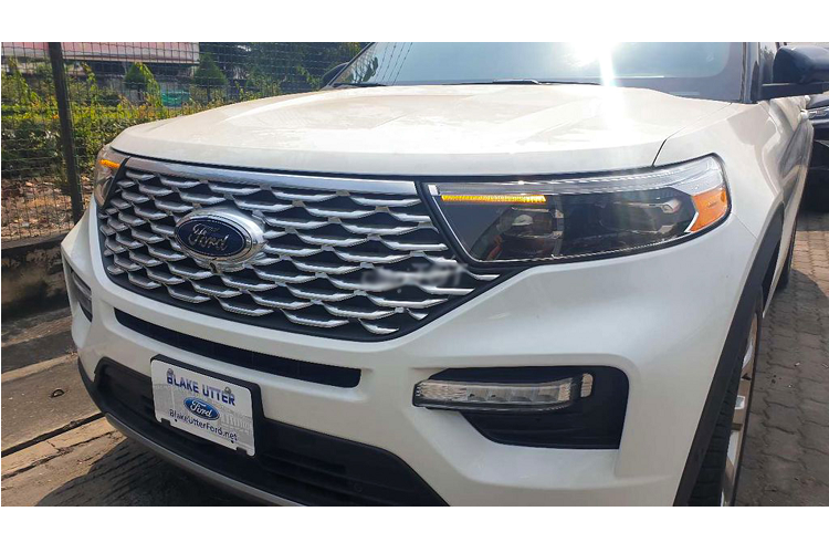 Với mức giá “thách cưới” lên đến gần 4,5 tỷ đồng, Ford Explorer 2020 bản Platinum nhập tư thật sự là một chiếc SUV không dành cho số đông. Tầm tiền này khách hàng Việt có thể lựa chọn chơi SUV hạng sang 7 chỗ như: Mercedes-Benz GLE450 4Matic 2020 (4,36 tỷ đồng) hay Audi Q7 (3,8 tỷ đồng)