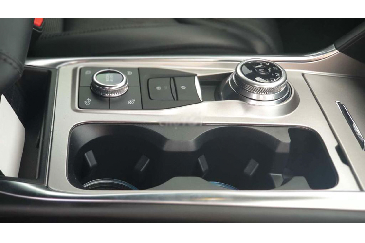 Bước sang thế hệ mới, nội thất Explorer 2020 sở hữu cabin hiện đại với nhiều tiện nghi hơn trước. Những trang bị Tiêu Chuẩn bao gồm: cốp điện, kết nối WiFi 4G LTE (cho 1 lúc 10 thiết bị), màn hình cảm ứng 8.0 inch ở trung tâm bảng táp-lô (hoặc 10,1 inch bản cao), cụm đồng hồ hỗ trợ lái kỹ thuật số 12,3 inch hiển thị 3D thay cho loại analog ở các thế hệ trước.