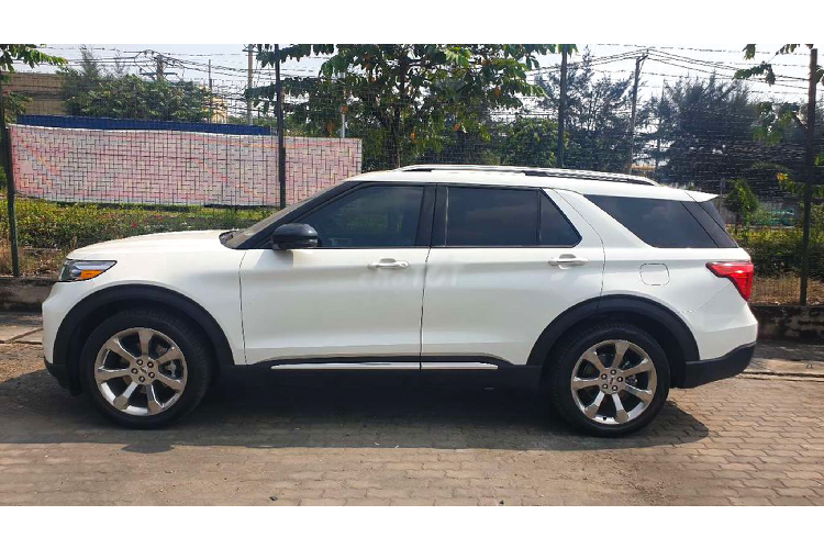 Ở phiên bản Platinum, Explorer 2020 sử dụng động cơ V6 3.0L tăng áp kép công nghệ EcoBoost cho công suất tối đa 365 mã lực và mô-men xoắn cực đại 515Nm. Sức mạnh được truyền xuống bốn bánh (Intelligent 4 Wheel Drive) thông qua hộp số tự động Selectshift 10 cấp.