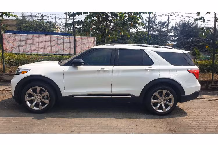 Ở phiên bản Platinum, Explorer 2020 sử dụng động cơ V6 3.0L tăng áp kép công nghệ EcoBoost cho công suất tối đa 365 mã lực và mô-men xoắn cực đại 515Nm. Sức mạnh được truyền xuống bốn bánh (Intelligent 4 Wheel Drive) thông qua hộp số tự động Selectshift 10 cấp.