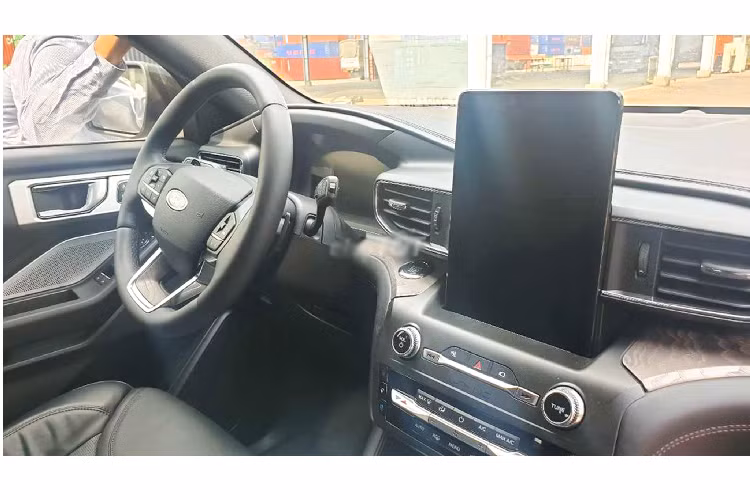 Tham khảo giá xe Ford Explorer 2020 phiên bản “Platinum” tại thị trường Mỹ có giá bán khởi điểm từ 58.250 USD (tương đương 1,35 tỷ đồng), tăng khoảng 4.000 USD so với Explorer Platinum ở thế hệ cũ.