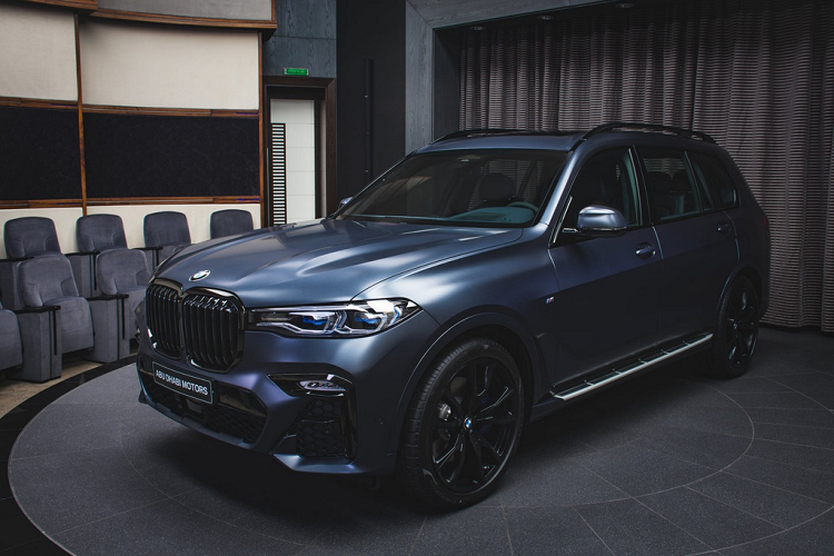 Mẫu xe sang BMW X7 Dark Shadow Edition được sản xuất dựa trên phiên bản X7 xDrive40i, khách hàng cũng có thể yêu cầu phiên bản M50i nếu muốn sức mạnh động cơ tốt hơn.