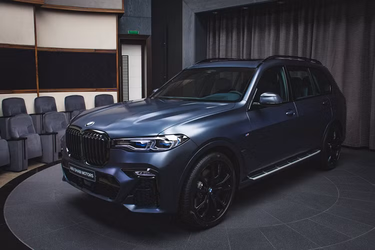 Mẫu xe sang BMW X7 Dark Shadow Edition được sản xuất dựa trên phiên bản X7 xDrive40i, khách hàng cũng có thể yêu cầu phiên bản M50i nếu muốn sức mạnh động cơ tốt hơn.