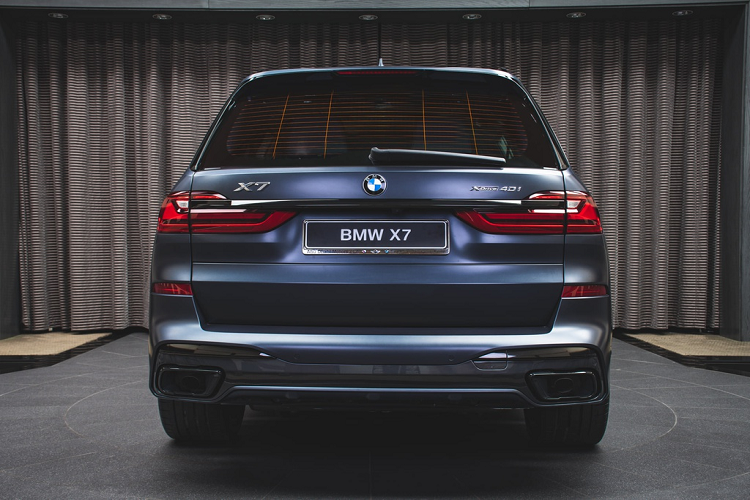 Các chi tiết nổi bật trên phiên bản giới hạn này có thể kể đến như viền cửa BMW Individual High Gloss Shadow Line, lưới tản nhiệt hình quả thận, thanh giá nóc...