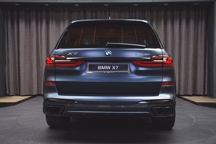 Các chi tiết nổi bật trên phiên bản giới hạn này có thể kể đến như viền cửa BMW Individual High Gloss Shadow Line, lưới tản nhiệt hình quả thận, thanh giá nóc...