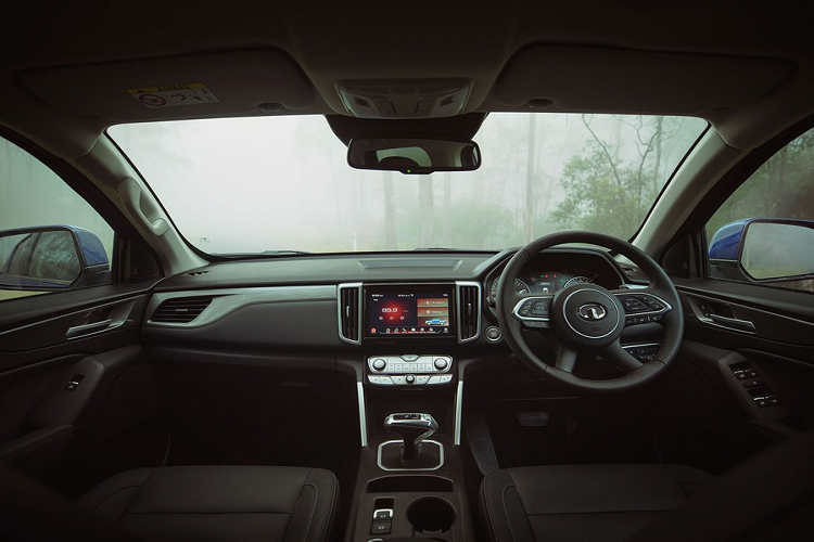 Bỏ ra số tiền trên, khách hàng Úc sẽ nhận về một mẫu xe bán tải được trang bị đèn pha LED tích hợp dải đèn LED định vị ban ngày, đèn sương mù Halogen, bậc cửa bên sườn, gương chiếu hậu chỉnh điện, cản va trước/sau/viền hốc bánh sơn trùng màu thân xe, ăng-ten hình vây cá trên nóc và bộ vành 18 inch tiêu chuẩn.