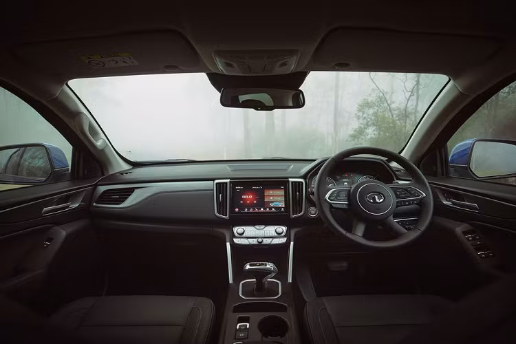 Bỏ ra số tiền trên, khách hàng Úc sẽ nhận về một mẫu xe bán tải được trang bị đèn pha LED tích hợp dải đèn LED định vị ban ngày, đèn sương mù Halogen, bậc cửa bên sườn, gương chiếu hậu chỉnh điện, cản va trước/sau/viền hốc bánh sơn trùng màu thân xe, ăng-ten hình vây cá trên nóc và bộ vành 18 inch tiêu chuẩn.