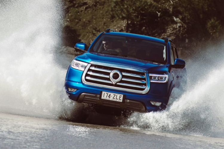 Bản L cao cấp hơn được trang bị camera 360 độ, ghế chỉnh điện 6 hướng, cảm biến đỗ xe phía trước, gương chiếu hậu chống chói, vô lăng gật gù và khay sạc điện thoại thông minh. Trong khi đó, bản cao cấp nhất sử dụng ghế bọc da thật, khác với chất liệu giả da của 2 bản còn lại. Chưa hết, bản cao cấp nhất của GWM Cannon 2021 còn có màn hình đa thông tin 7 inch, nằm kẹp giữa 2 đồng hồ analog, tính năng ra lệnh bằng giọng nói và ghế phụ lái chỉnh điện 4 hướng.