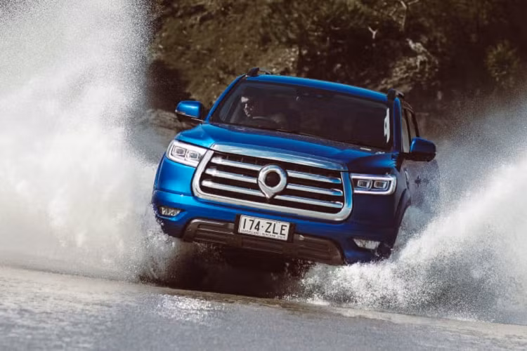 Bản L cao cấp hơn được trang bị camera 360 độ, ghế chỉnh điện 6 hướng, cảm biến đỗ xe phía trước, gương chiếu hậu chống chói, vô lăng gật gù và khay sạc điện thoại thông minh. Trong khi đó, bản cao cấp nhất sử dụng ghế bọc da thật, khác với chất liệu giả da của 2 bản còn lại. Chưa hết, bản cao cấp nhất của GWM Cannon 2021 còn có màn hình đa thông tin 7 inch, nằm kẹp giữa 2 đồng hồ analog, tính năng ra lệnh bằng giọng nói và ghế phụ lái chỉnh điện 4 hướng.